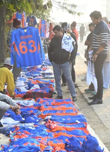 इकाना के बाहर टिकट व टीशर्ट खरीदते लोग। इकाना के बाहर टिकट व टीशर्ट खरीदते लोग।