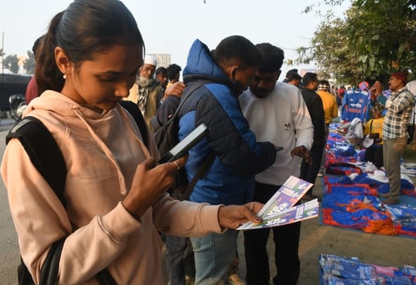 इकाना के बाहर टिकट व टीशर्ट खरीदते लोग। इकाना के बाहर टिकट व टीशर्ट खरीदते लोग।