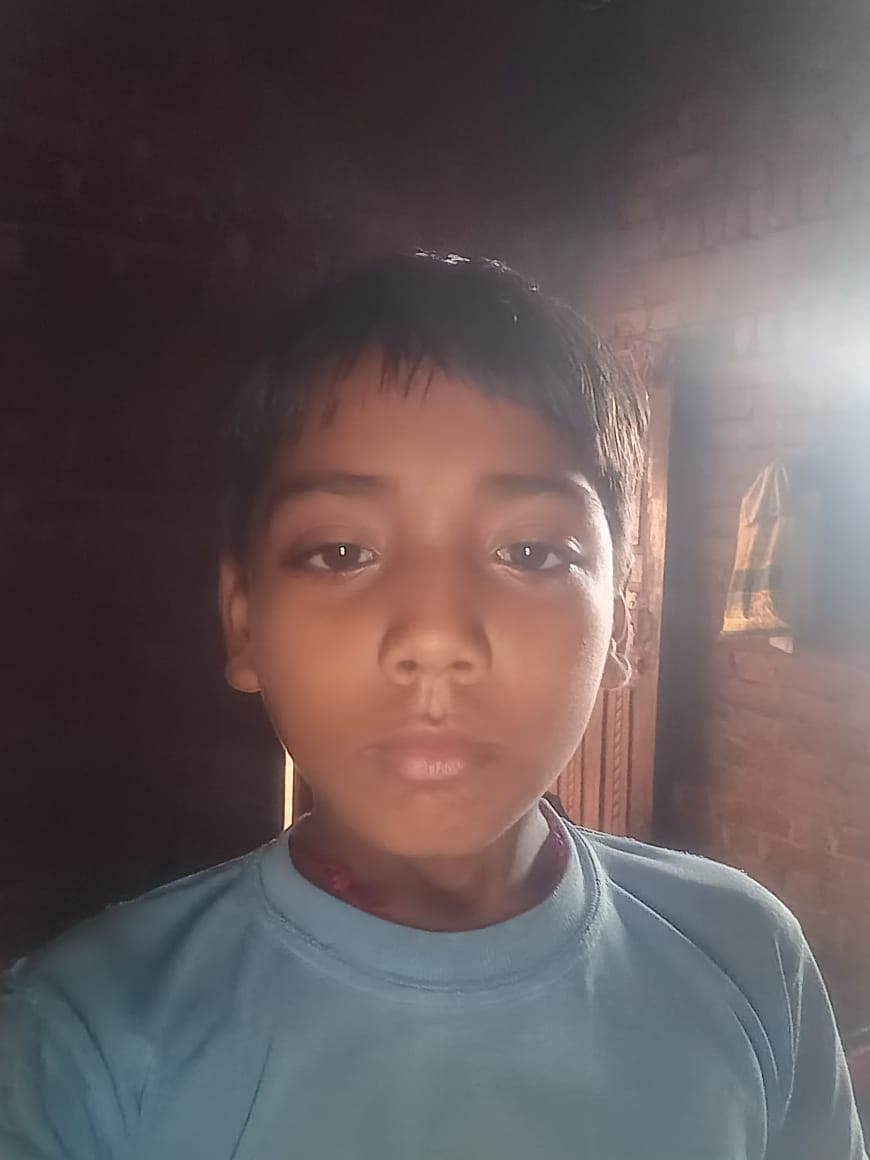  जहानगंज थाने में रजिस्टर देखते डीआईजी।