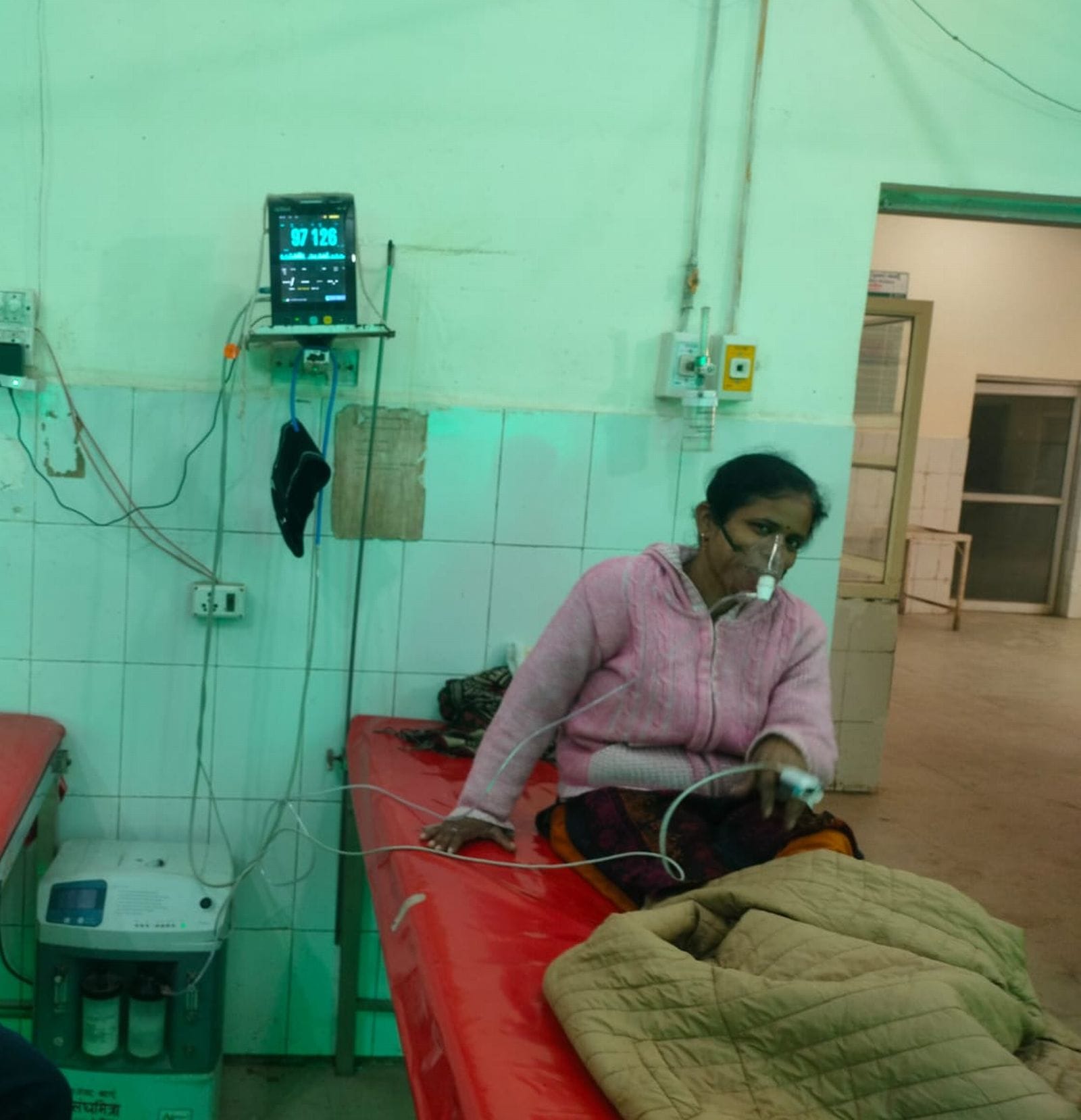 जिला अस्पताल में डॉक्टर कक्ष के बाहर दवा  लेने को बैठे सांस संबंधी मरीज। संवाद