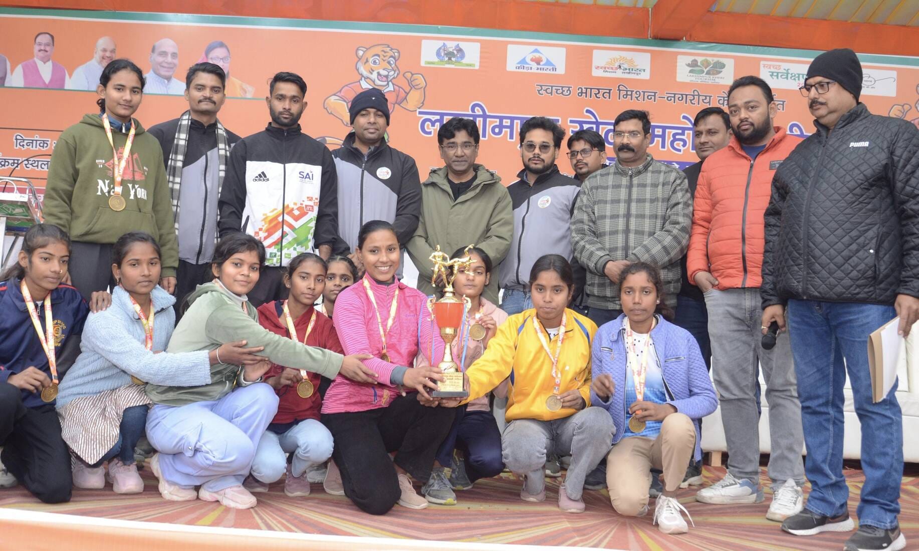 कबड्डी में जीत के लिए मशक्कत करती छात्राएं। संवाद कबड्डी में जीत के लिए मशक्कत करती छात्राएं। संवाद
