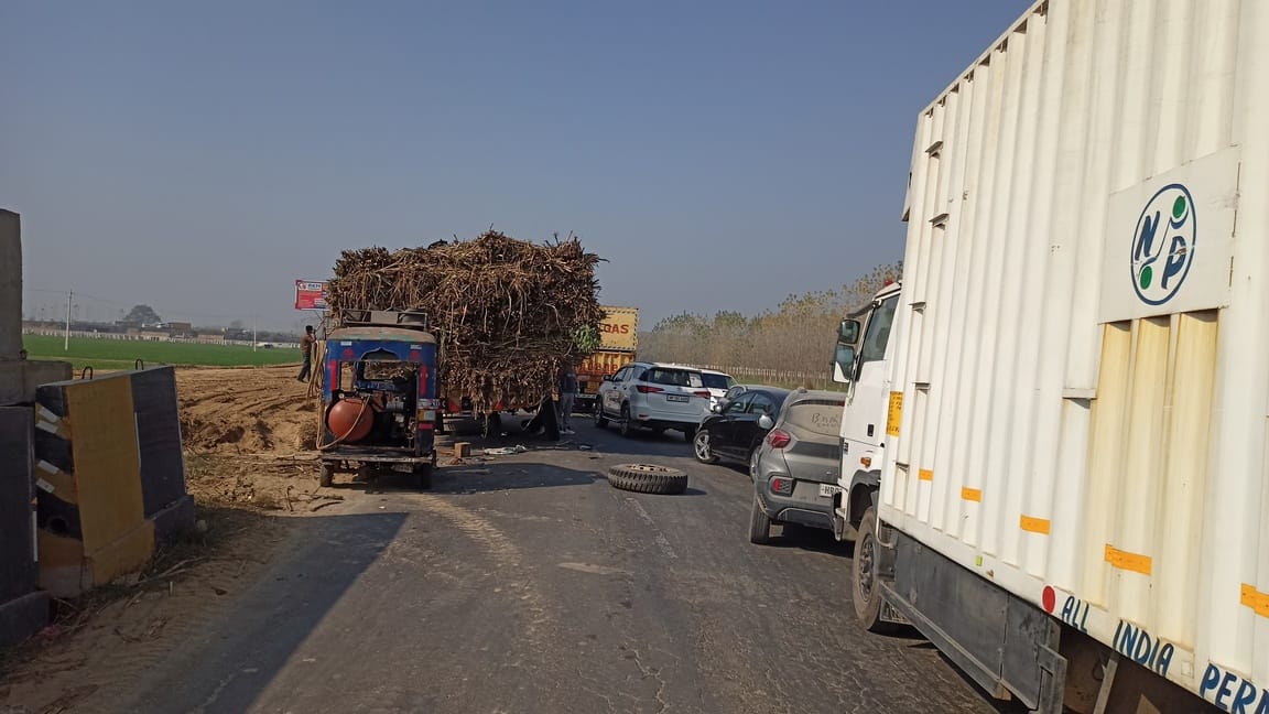 कैल के पास गन्ने की ट्राली खराब होने से जाम में फंसे वाहन चालक। संवाद