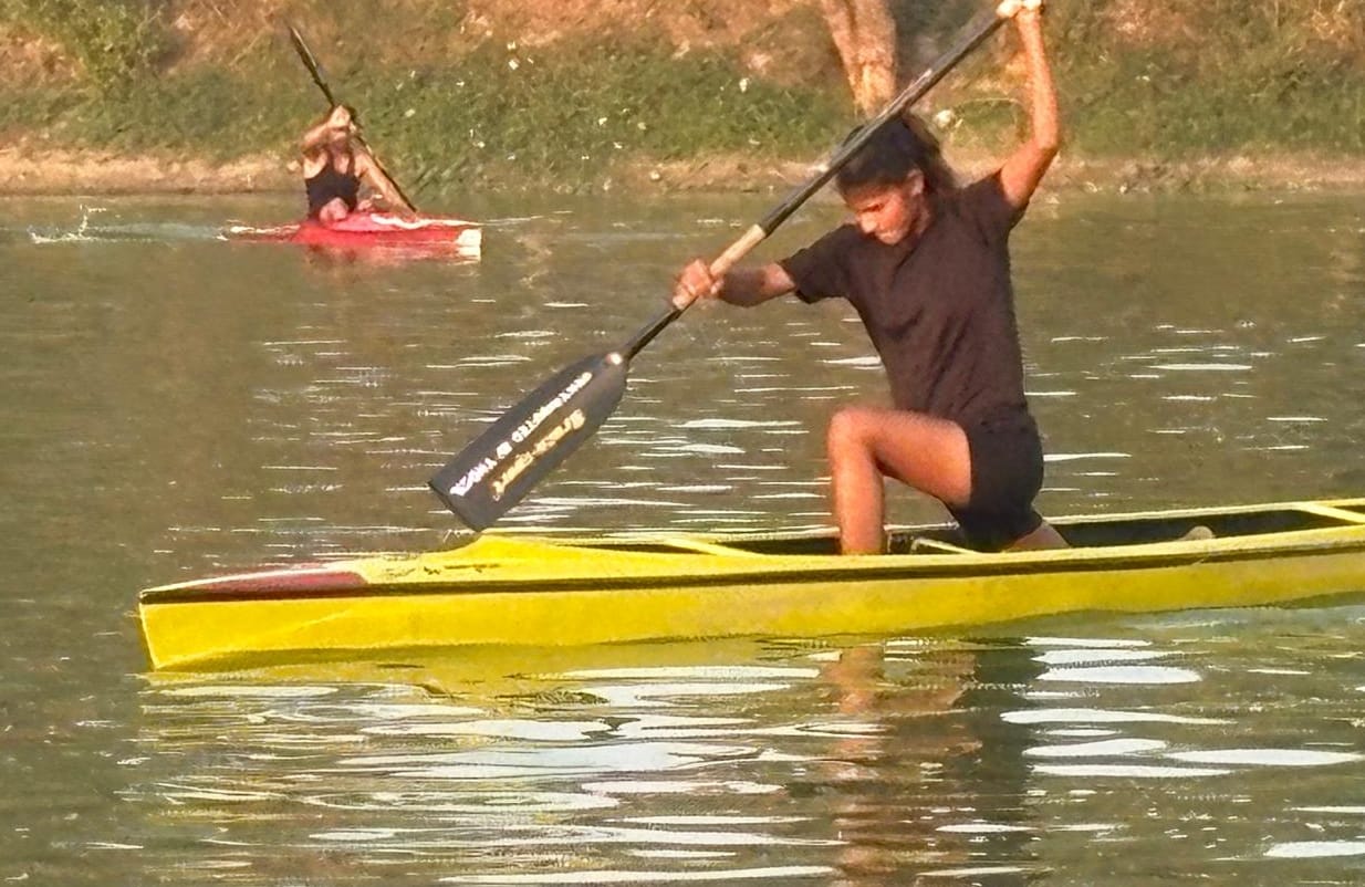 कैनोइंग प्रतियोगिता में रजत पदक जीतने पर सोनी को मिठाई खिलाते परिजन। स्रोत खेल विभाग