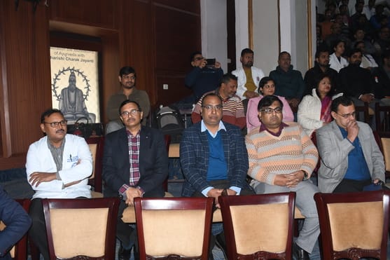 कार्यक्रम में शामिल लोग।