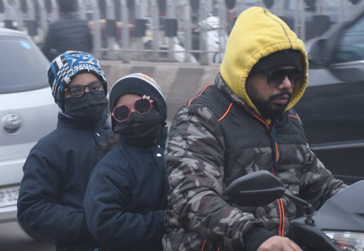 लखनऊ में छाया कोहरा और ठिठुरते लोग। लखनऊ में छाया कोहरा और ठिठुरते लोग।