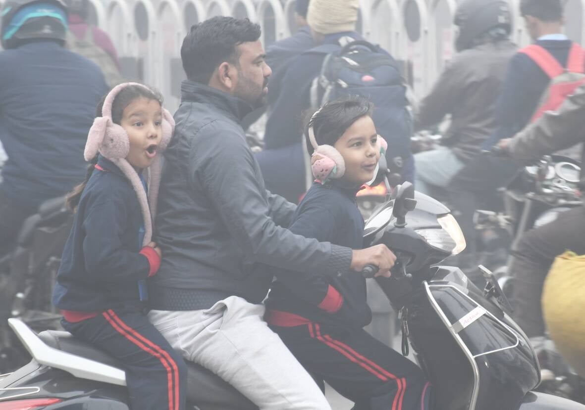 लखनऊ में छाया कोहरा और ठिठुरते लोग। लखनऊ में छाया कोहरा और ठिठुरते लोग।