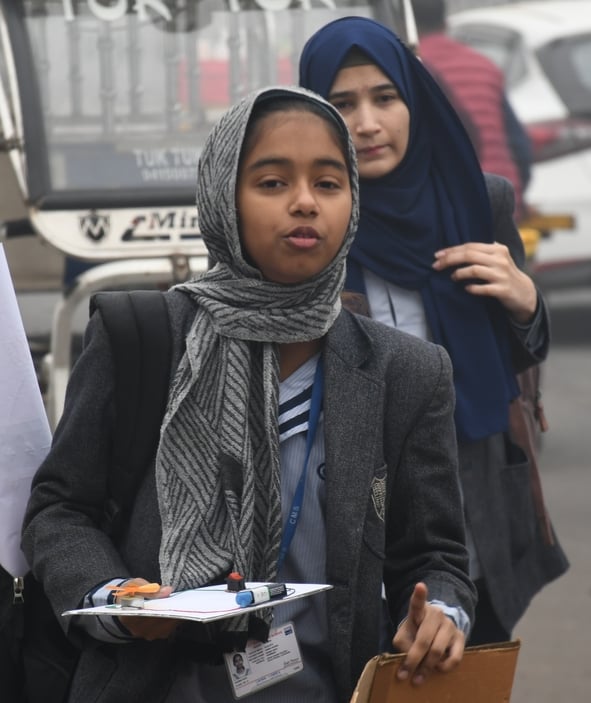लखनऊ में छाया कोहरा और ठिठुरते लोग। लखनऊ में छाया कोहरा और ठिठुरते लोग।