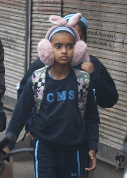 लखनऊ में छाया कोहरा और ठिठुरते लोग। लखनऊ में छाया कोहरा और ठिठुरते लोग।