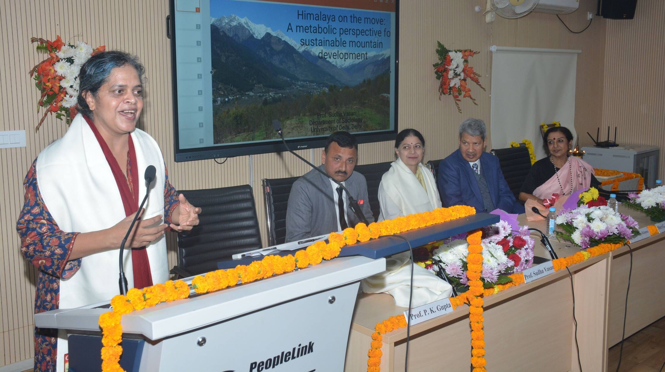 लखनऊ विश्वविद्यालय के समाजशास्त्र विभाग में मंगलवार को हिमालयीय पर्यावरण पुनर्वास और जन क्रियाश