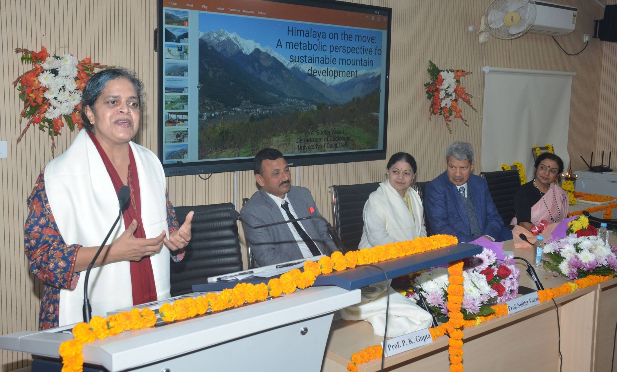 लखनऊ विश्वविद्यालय के समाजशास्त्र विभाग में मंगलवार को हिमालयीय पर्यावरण पुनर्वास और जन क्रियाश