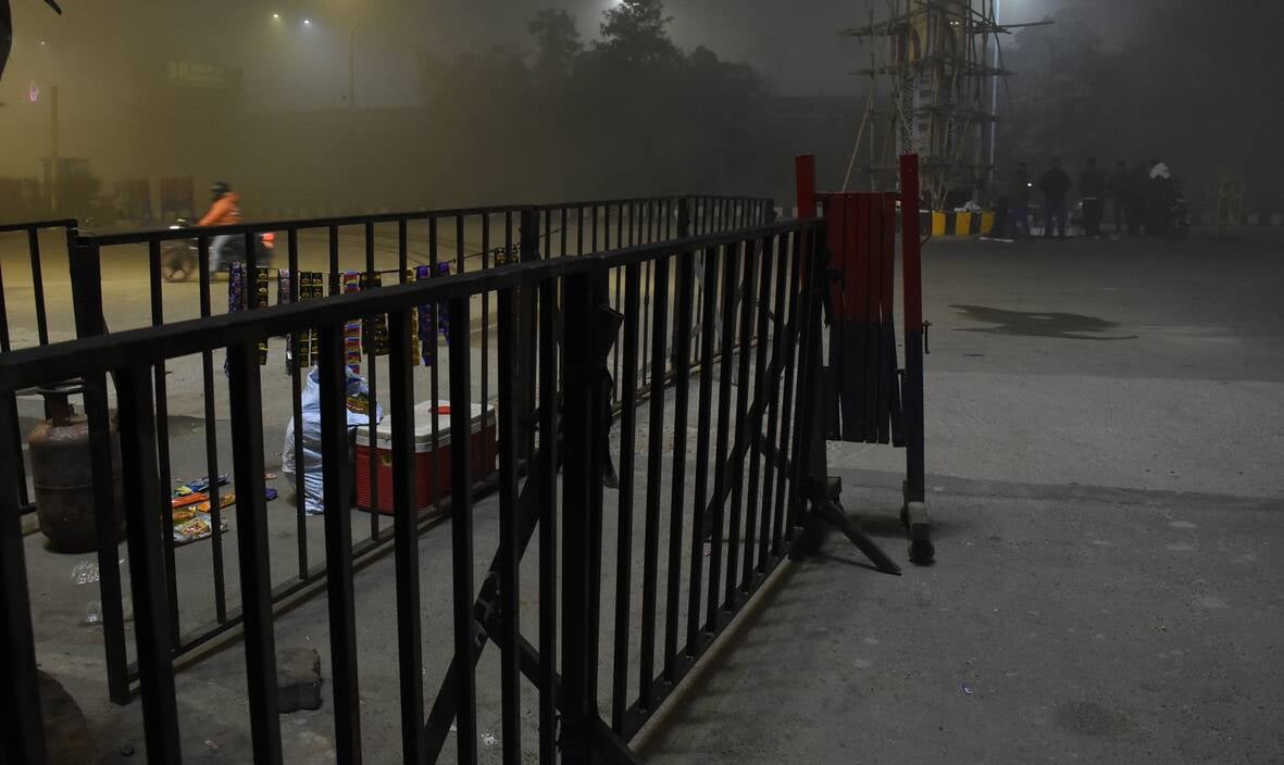 मैच के लिए शहीद पथ इलाके में जगह-जगह की गई बैरिकेडिंग। मैच के लिए शहीद पथ इलाके में जगह-जगह की गई बैरिकेडिंग।