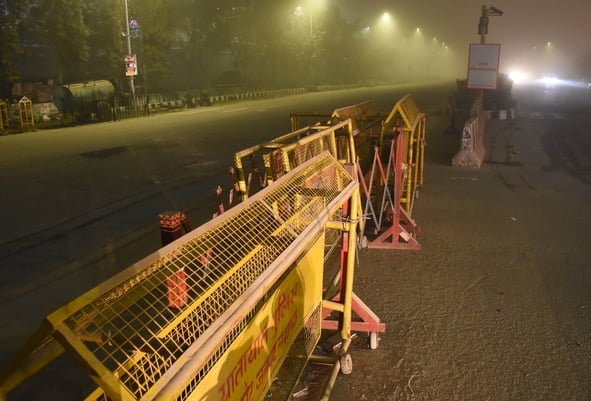 मैच के लिए शहीद पथ इलाके में जगह-जगह की गई बैरिकेडिंग। मैच के लिए शहीद पथ इलाके में जगह-जगह की गई बैरिकेडिंग।