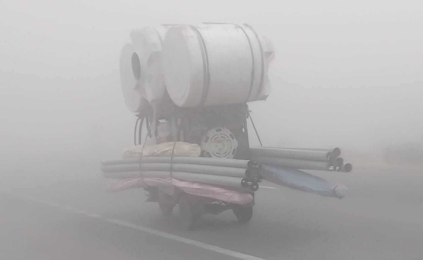 मंडावली में कोहरा होने पर फोरलेन से गुजरते वाहन। संवाद