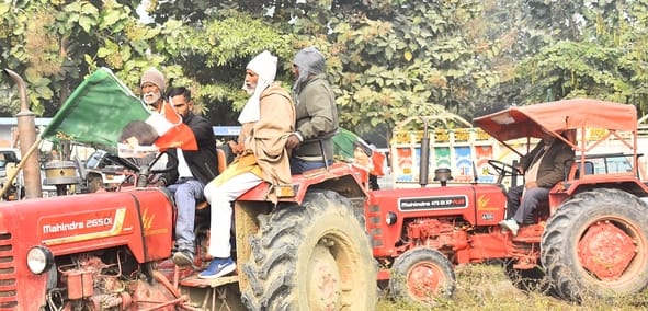 महापंचायत में पहुंचे किसान।
