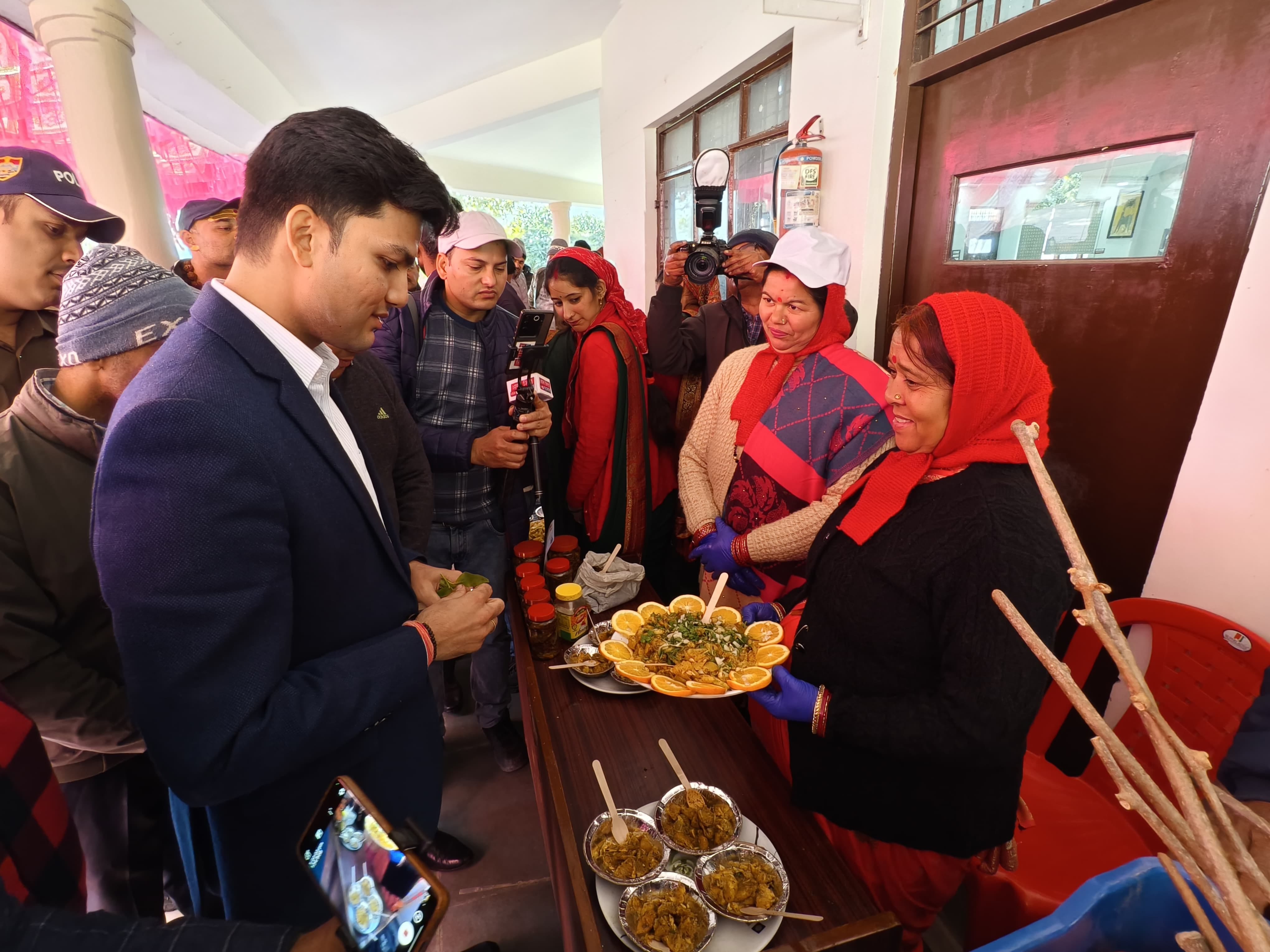 माल्टा महोत्सव में पहाड़ी नमक पीसते जिलाधिकारी प्रतीक जैन - संवाद