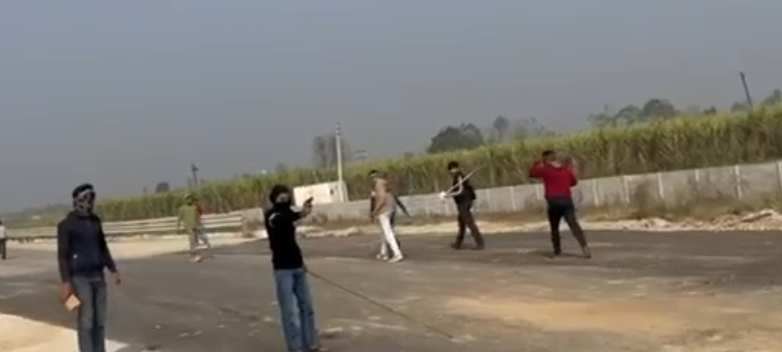 मवाना रोड इंचौली थाना क्षेत्र के सिखेड़ा गांव में क्रिकेट खेलने को लेकर हुए विवाद में पिस्टल से