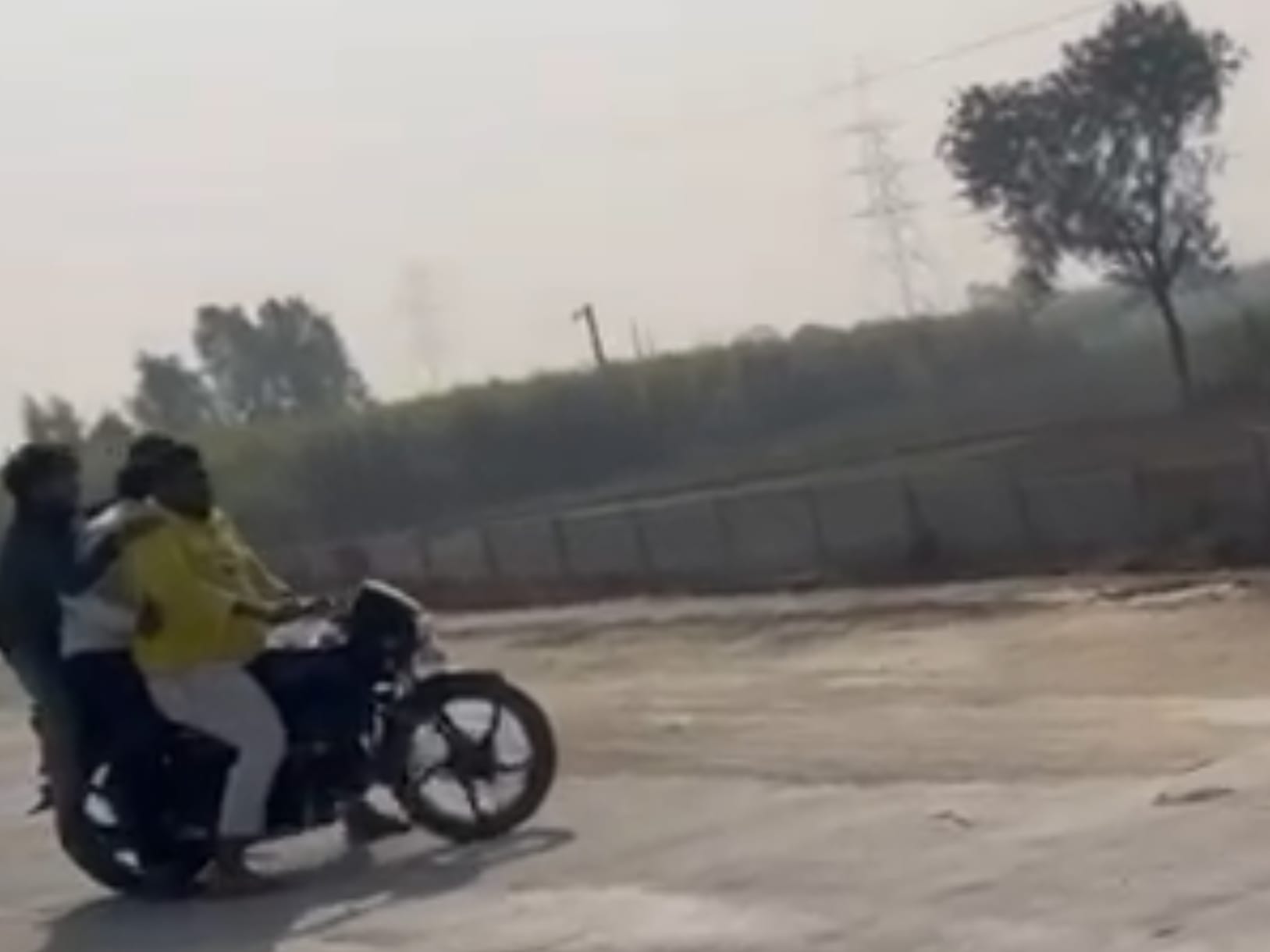 मवाना रोड इंचौली थाना क्षेत्र के सिखेड़ा गांव में क्रिकेट खेलने को लेकर हुए विवाद में पिस्टल से