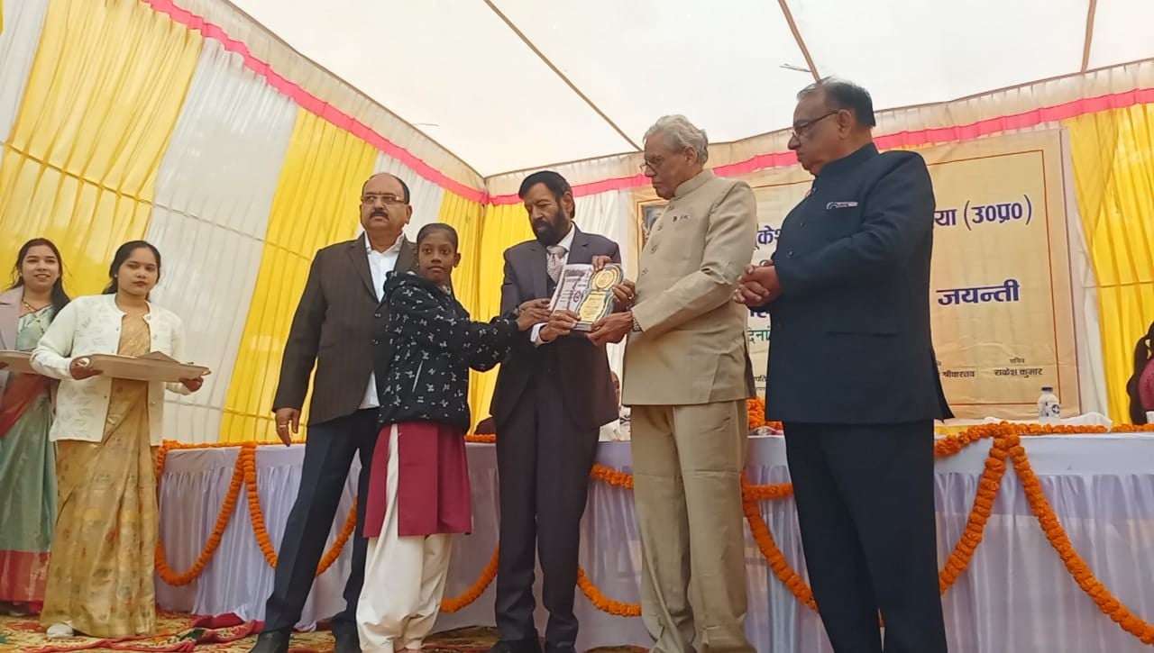 नगर के टीडी कालेज चौराहा स्थित मुरली मनोहर की जयंती पर उनके प्रतिमा पर माल्यार्पण करते अतिथि