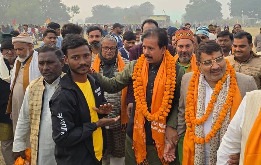 नगर के टीडी कालेज चौराहा स्थित मुरली मनोहर की जयंती पर उनके प्रतिमा पर माल्यार्पण करते अतिथि
