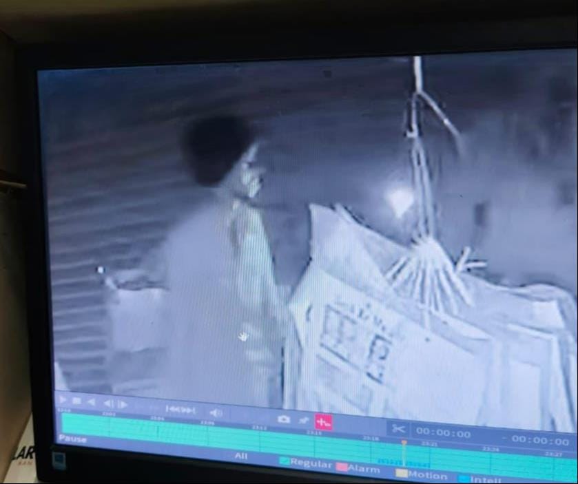 नूहखेड़ा के गांव में चोरी के बाद बिखरा पड़ा दुकान का सामान। संवाद