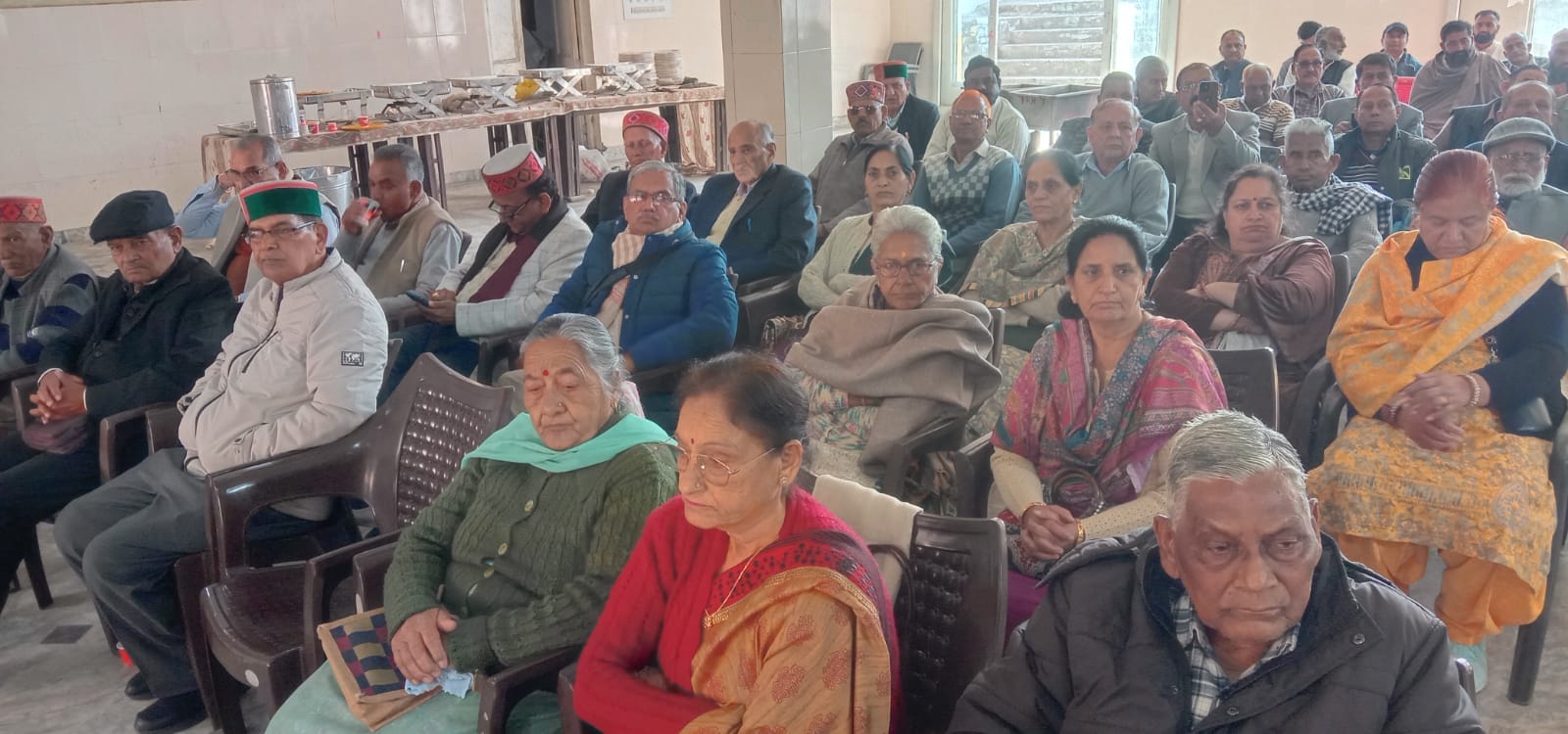 नाहन में मुख्यातिथि अजय सोलंकी के साथ जिला सिरमौर पेंशनर संघ की ओर से सम्मानित पेंशनर। संवाद नाहन में मुख्यातिथि अजय सोलंकी के साथ जिला सिरमौर पेंशनर संघ की ओर से सम्मानित पेंशनर। संवाद