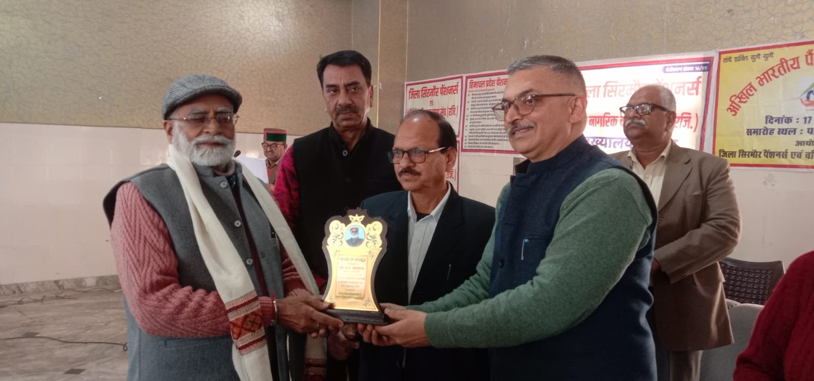 नाहन में मुख्यातिथि अजय सोलंकी के साथ जिला सिरमौर पेंशनर संघ की ओर से सम्मानित पेंशनर। संवाद नाहन में मुख्यातिथि अजय सोलंकी के साथ जिला सिरमौर पेंशनर संघ की ओर से सम्मानित पेंशनर। संवाद