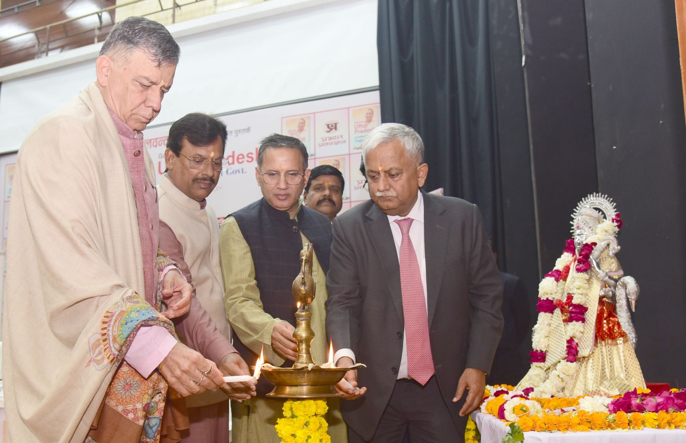 पुस्तक का लोकार्पण करते (बाएं से दाएं) प्रभात प्रकाशन के निदेशक पीयूष कुमार, विधानसभा के प्रमु पुस्तक का लोकार्पण करते (बाएं से दाएं) प्रभात प्रकाशन के निदेशक पीयूष कुमार, विधानसभा के प्रमु