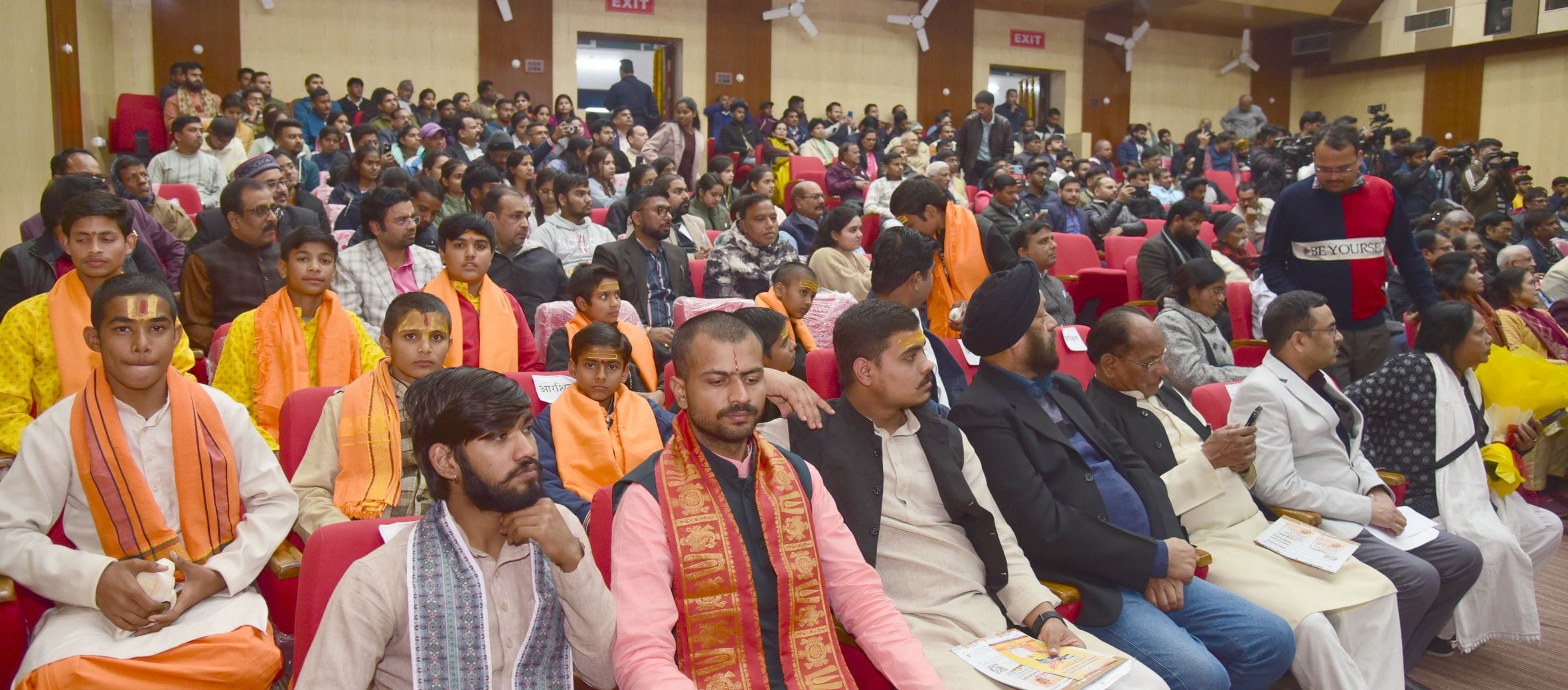 पुस्तक का लोकार्पण करते (बाएं से दाएं) प्रभात प्रकाशन के निदेशक पीयूष कुमार, विधानसभा के प्रमु पुस्तक का लोकार्पण करते (बाएं से दाएं) प्रभात प्रकाशन के निदेशक पीयूष कुमार, विधानसभा के प्रमु