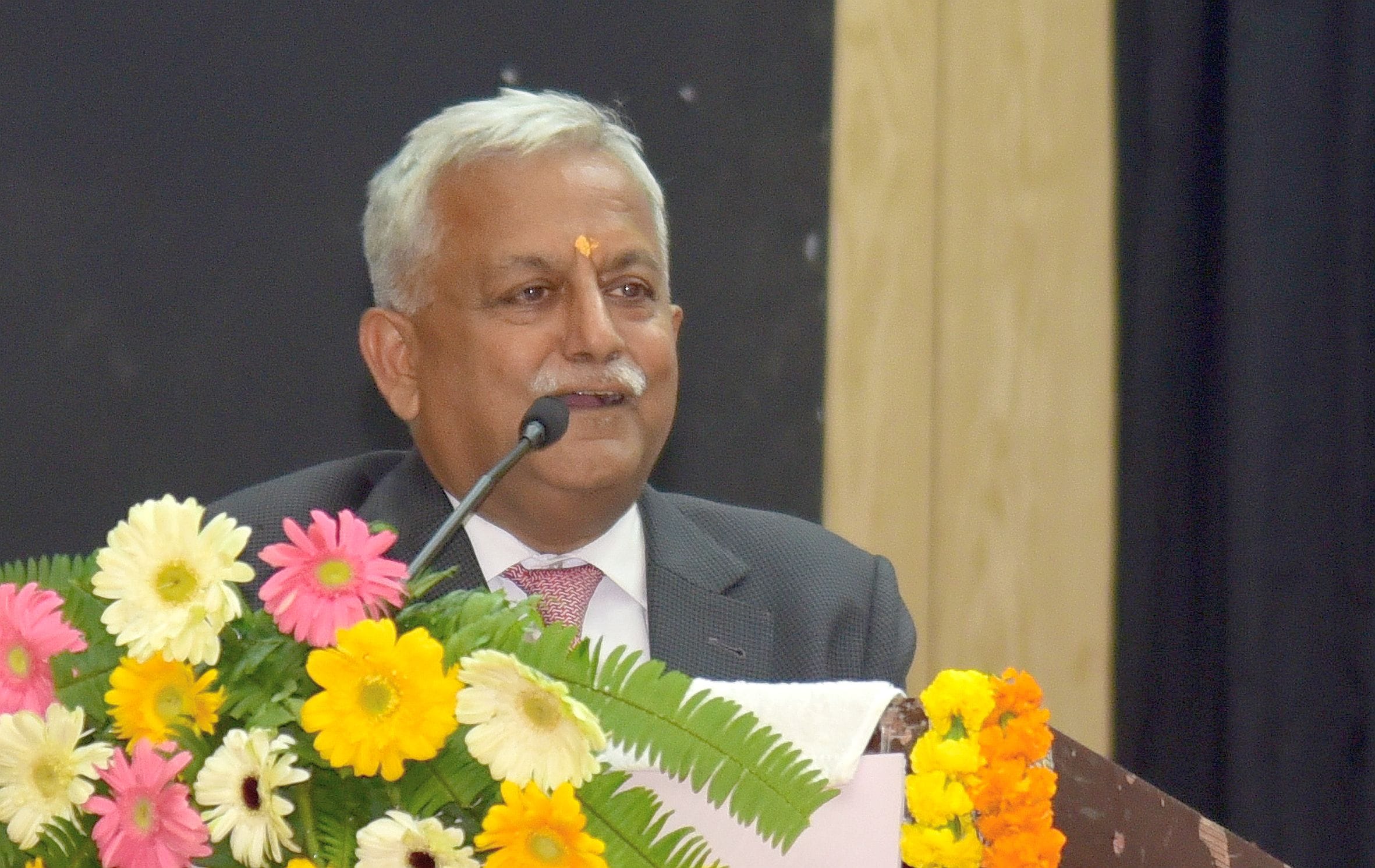 पुस्तक का लोकार्पण करते (बाएं से दाएं) प्रभात प्रकाशन के निदेशक पीयूष कुमार, विधानसभा के प्रमु पुस्तक का लोकार्पण करते (बाएं से दाएं) प्रभात प्रकाशन के निदेशक पीयूष कुमार, विधानसभा के प्रमु