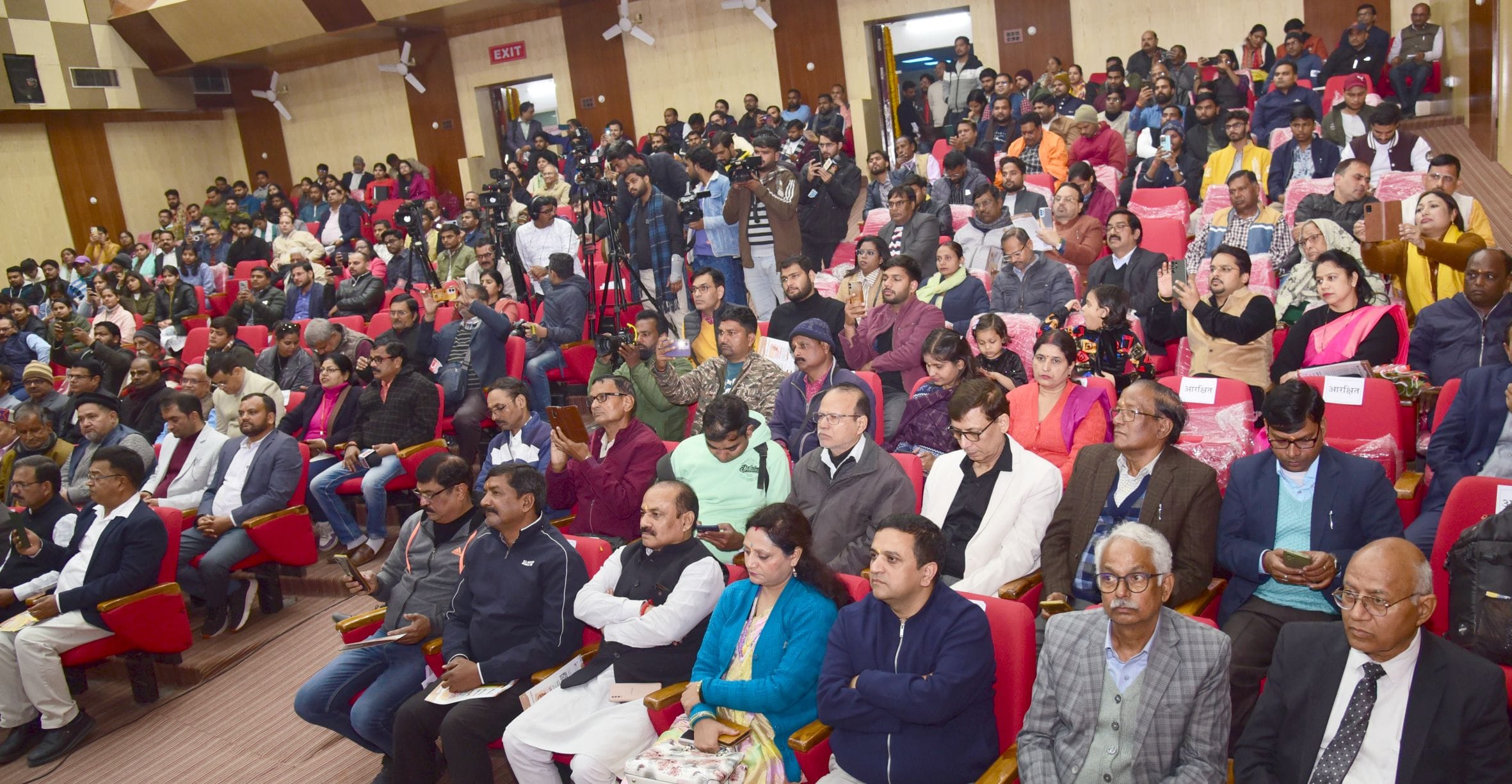 पुस्तक का लोकार्पण करते (बाएं से दाएं) प्रभात प्रकाशन के निदेशक पीयूष कुमार, विधानसभा के प्रमु पुस्तक का लोकार्पण करते (बाएं से दाएं) प्रभात प्रकाशन के निदेशक पीयूष कुमार, विधानसभा के प्रमु