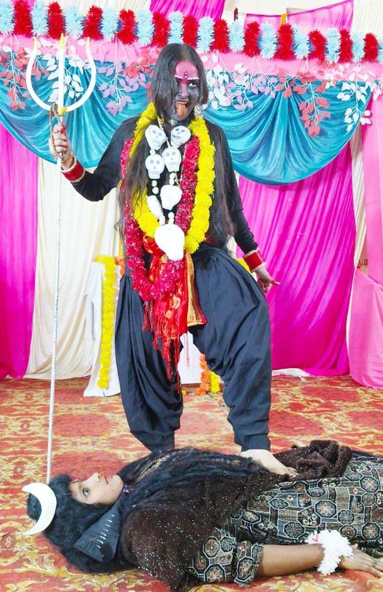 पुवायां के जीजीआईसी में सांस्कृतिक कार्यक्रम प्रस्तुत करतीं छात्राएं। संवाद पुवायां के जीजीआईसी में सांस्कृतिक कार्यक्रम प्रस्तुत करतीं छात्राएं। संवाद