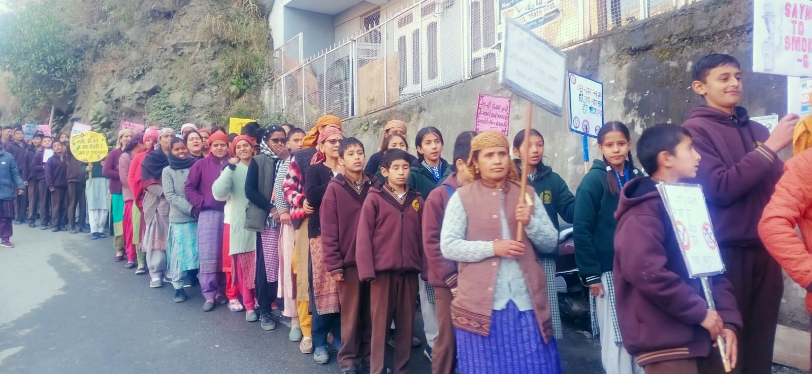 रचोली स्कूल के विद्यार्थियों ने नशा मुक्त समाज निर्माण का दिया संदेश। स्रोत : स्कूल प्रबंधन रचोली स्कूल के विद्यार्थियों ने नशा मुक्त समाज निर्माण का दिया संदेश। स्रोत : स्कूल प्रबंधन