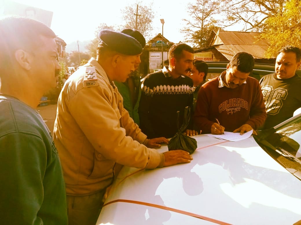 रक्कड में नारकोटिक्स विभाग की टीम ने रोकी एचआरटीसी की बस। स्रोत: जागरूक पाठक
