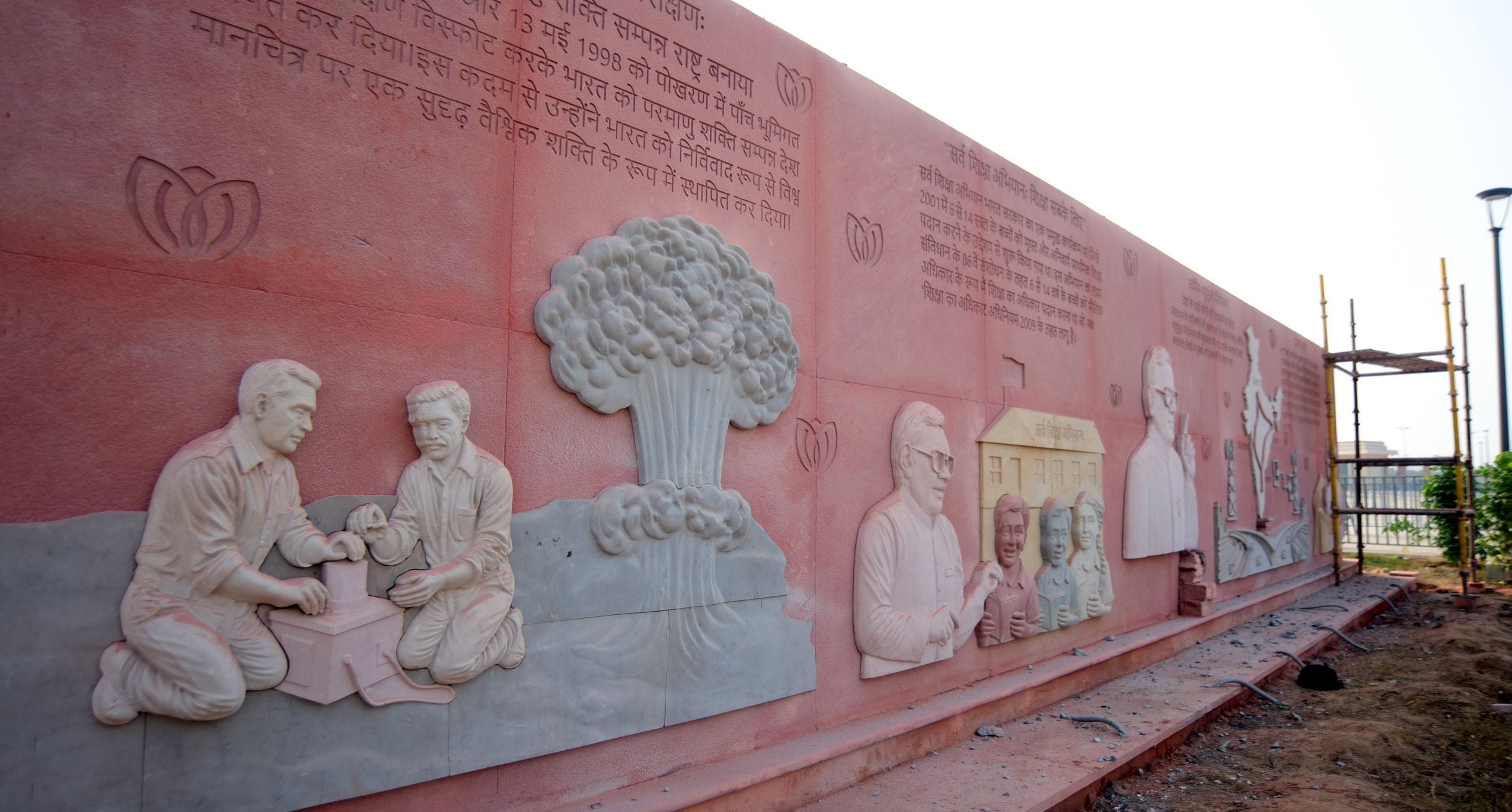 राष्ट्र प्रेरणा स्थल का निरीक्षण करते पर्यटन मंत्री जयवीर सिंह।
