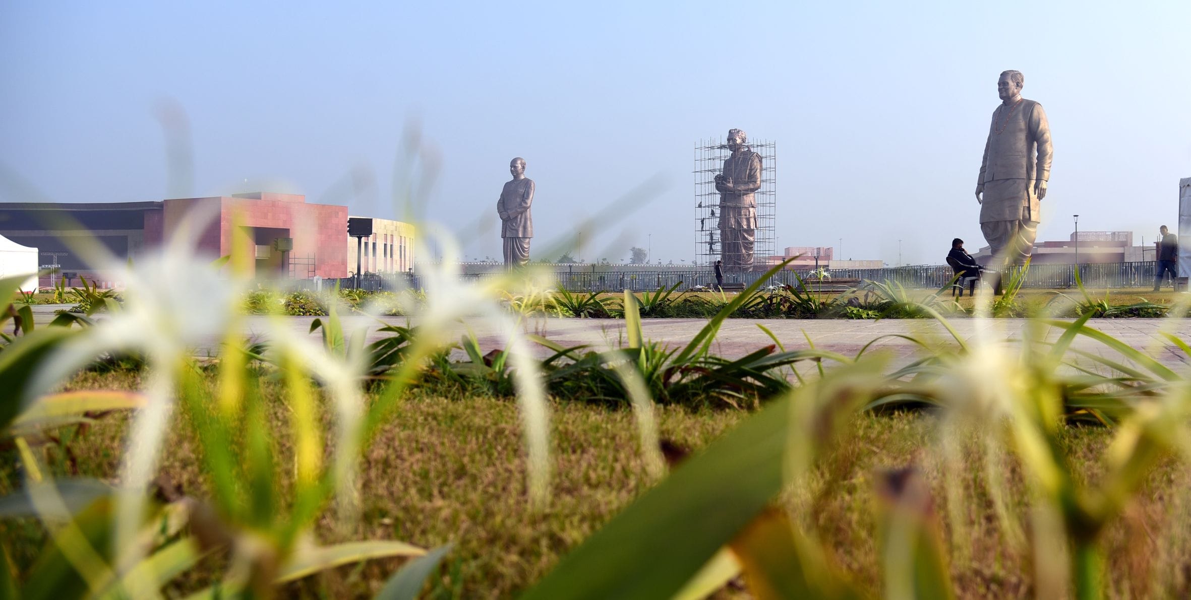 राष्ट्र प्रेरणा स्थल का निरीक्षण करते पर्यटन मंत्री जयवीर सिंह।
