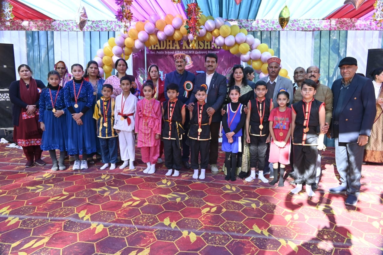 राधा कृष्णा स्कूल घंडालवीं में आयोजित वार्षिक उत्सव में प्रस्तुति देते बच्चे। स्रोत: स्कूल प्रब राधा कृष्णा स्कूल घंडालवीं में आयोजित वार्षिक उत्सव में प्रस्तुति देते बच्चे। स्रोत: स्कूल प्रब