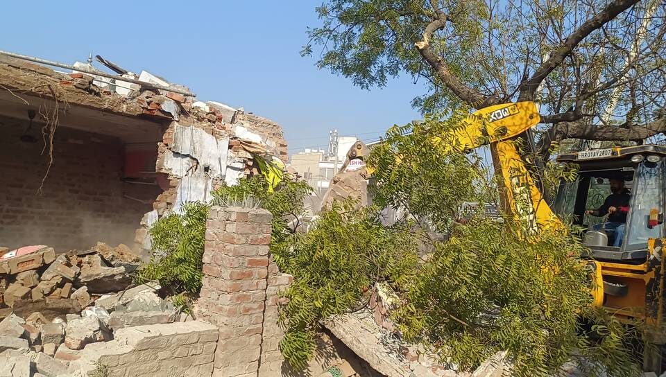 सेक्टर-सात में अतिक्रमण हटाने के दौरान जानकारी देते हुए अधिवक्ता संदीप सचदेवा व अन्य। प्रवक्ता सेक्टर-सात में अतिक्रमण हटाने के दौरान जानकारी देते हुए अधिवक्ता संदीप सचदेवा व अन्य। प्रवक्ता