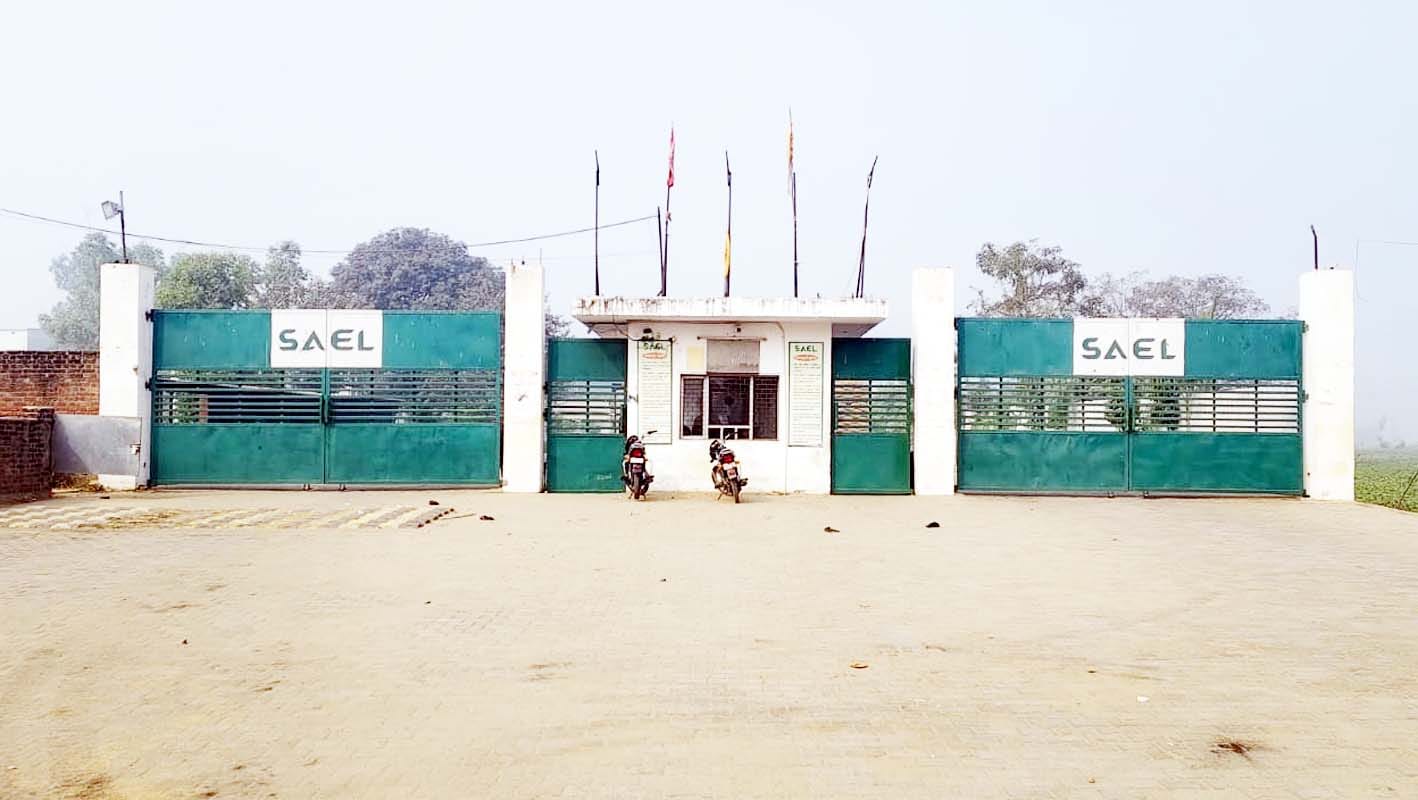 सेल एग्री कमोडिटीज के बाहर खड़े ट्रक चालक चेतन का फोटो। संवाद