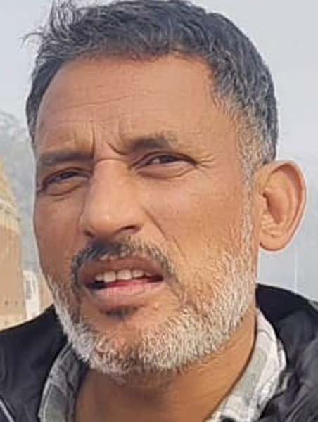 सेल एग्री कमोडिटीज के बाहर खड़े ट्रक चालक चेतन का फोटो। संवाद