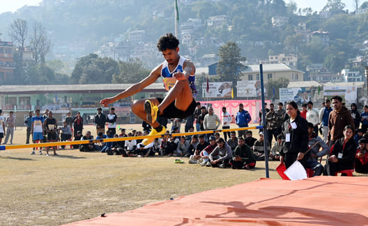 सरदार पटेल विश्वविद्यालय मंडी की ओर से आयोजित प्रथम अंतर-महाविद्यालय एथलेटिक्स मीट में लंबीकूद 