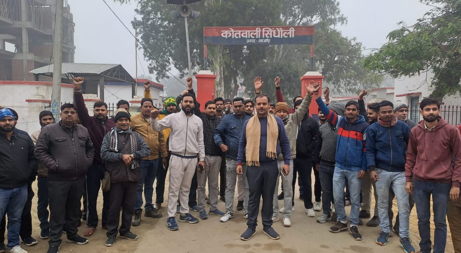 सिंधौली स्थित दुकान में चोरी के बाद जांच करते पुलिसकर्मी। संवाद