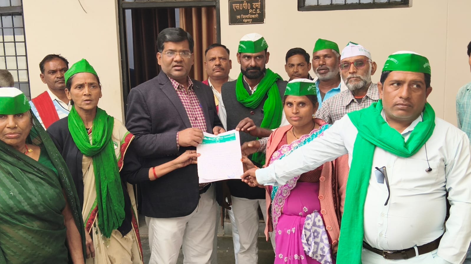 साधन सहकारी समिति पर हंगामा करते किसान- संवाद साधन सहकारी समिति पर हंगामा करते किसान- संवाद