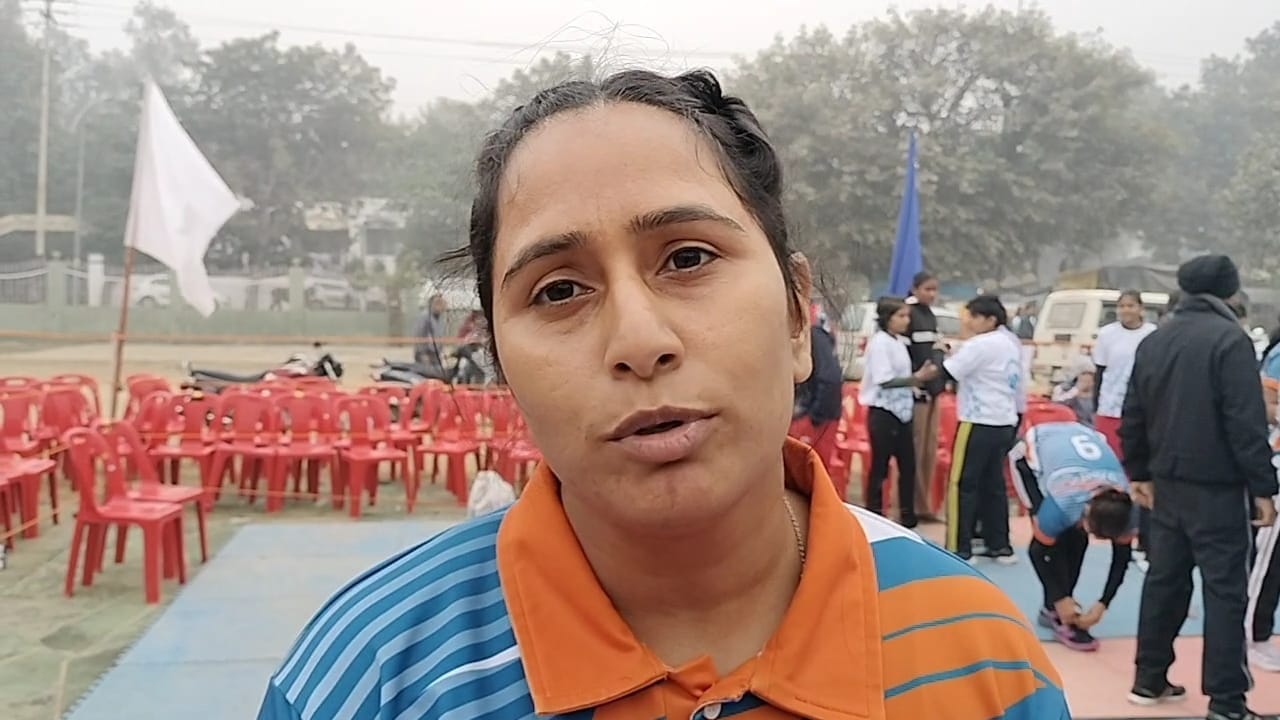 शाहजहांपुर में जीआईसी खेल मैदान में राज्य स्तरीय कबड्डी टूर्नामेंट के दौरान खेलतीं बागपत व मेरठ शाहजहांपुर में जीआईसी खेल मैदान में राज्य स्तरीय कबड्डी टूर्नामेंट के दौरान खेलतीं बागपत व मेरठ