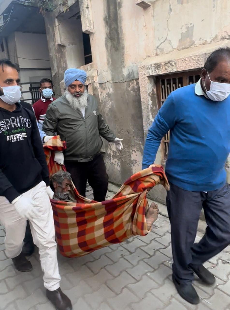 शहर के इंद्रपुरी कॉलोनी में जमीन पर पड़ा बुजुर्ग। दल