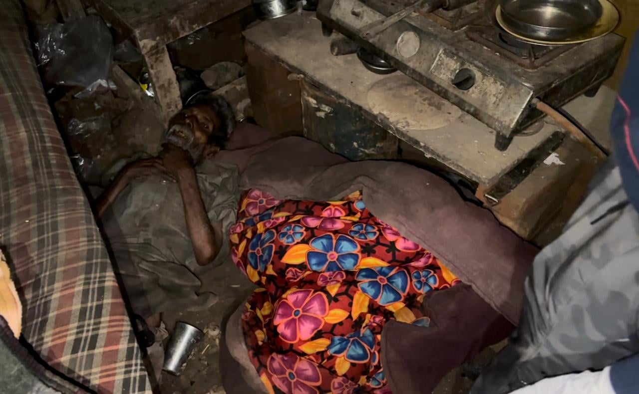 शहर के इंद्रपुरी कॉलोनी में जमीन पर पड़ा बुजुर्ग। दल