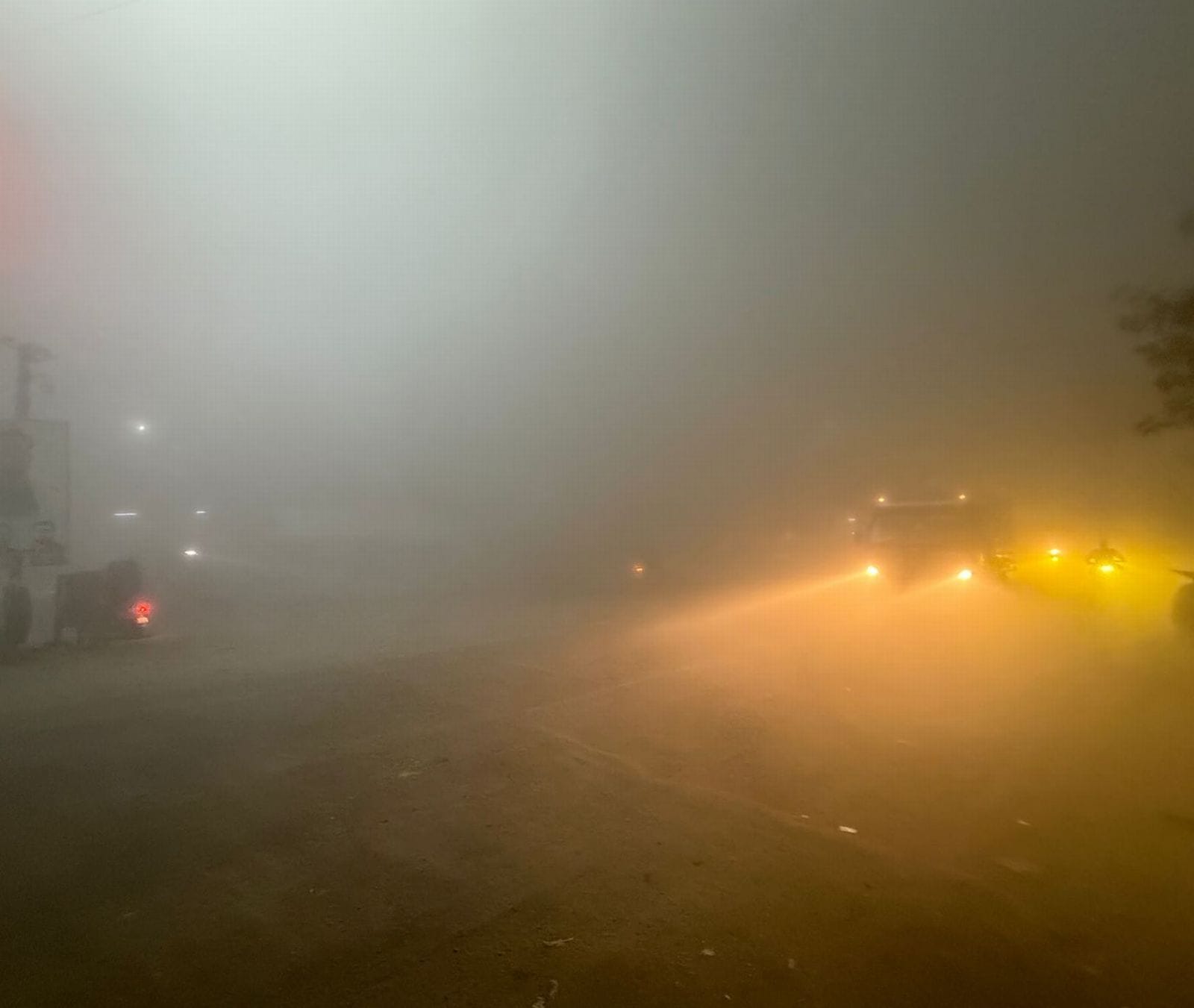 शहर के पटेल चौक से कोहरे में निकलते वाहन। संवाद