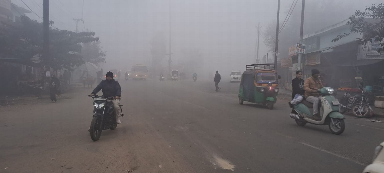 शहर के पटेल चौक से कोहरे में निकलते वाहन। संवाद