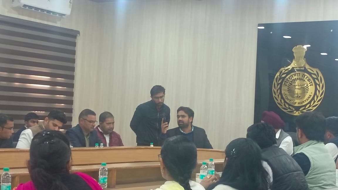 शहर में जिला परिषद बैठक में विकास कार्य करवाने के बारे में जानकारी देते हुए परिषद सदस्य। संवाद