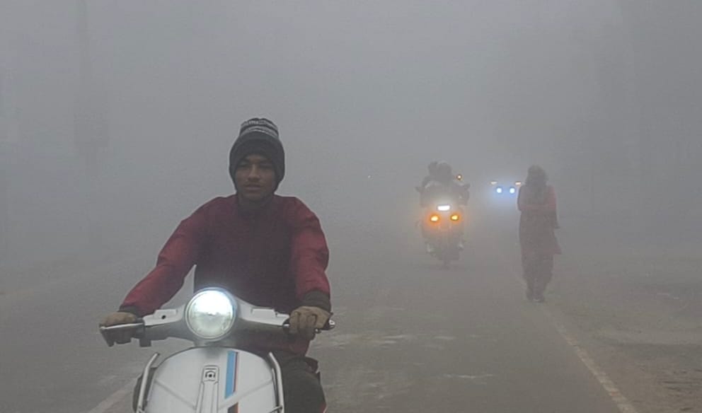 शहर में दोपहर को इस तरह गर्म कपड़ों में ठंड से बचाव करते नजर आए लोग। संवाद शहर में दोपहर को इस तरह गर्म कपड़ों में ठंड से बचाव करते नजर आए लोग। संवाद