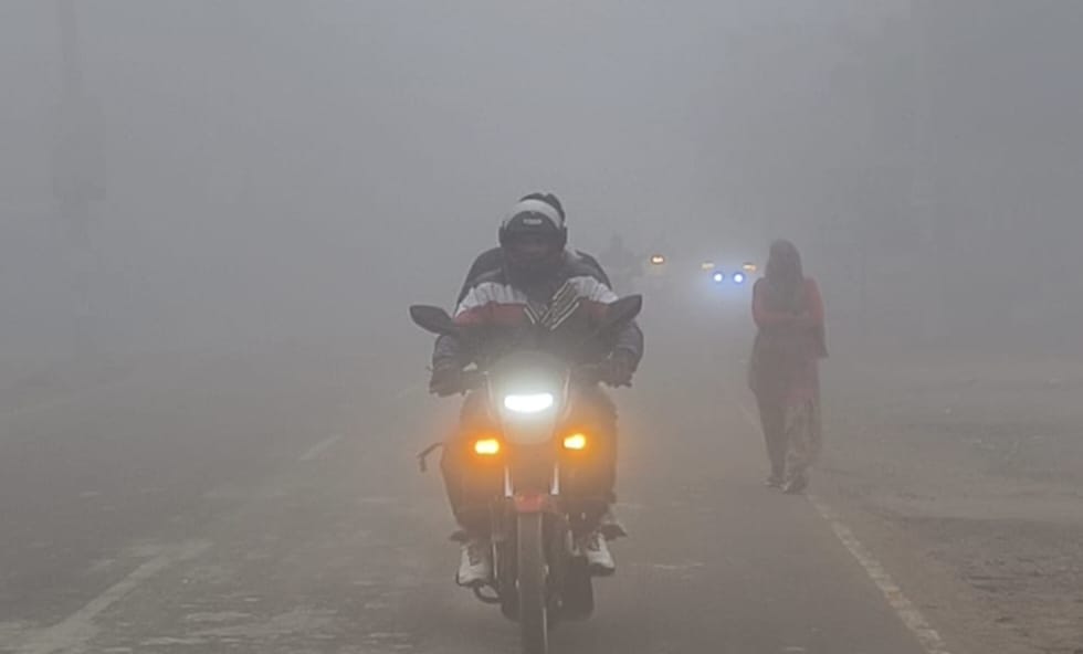 ठंड में कुछ इस तरह निकले लोग। संवाद